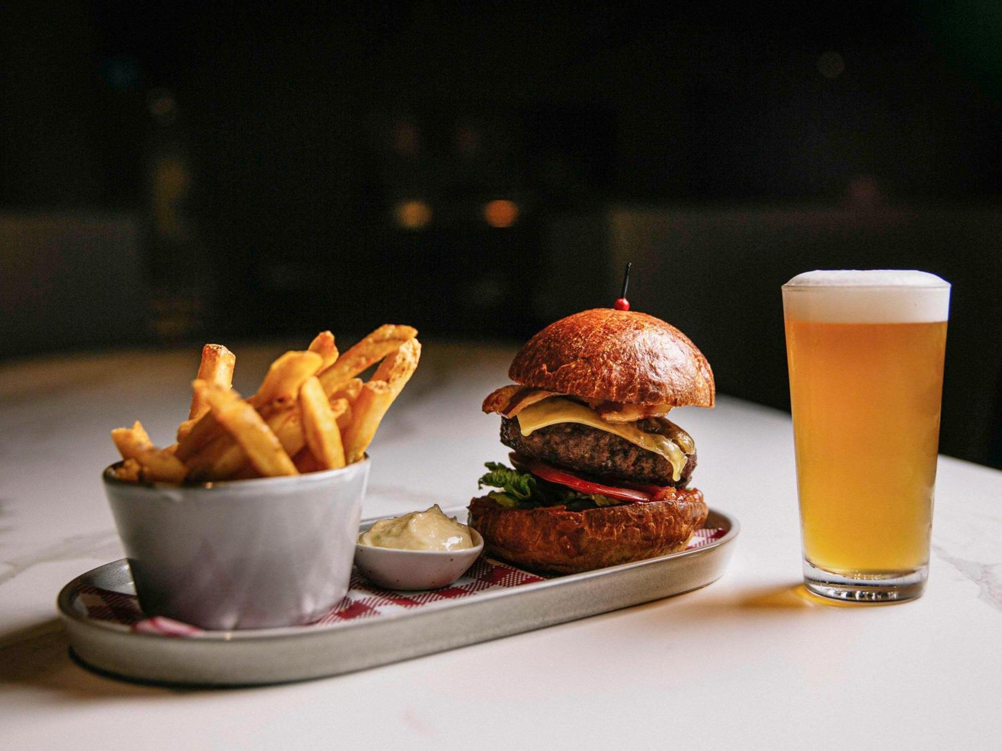 Pullman Melbourne City Centre Kültér fotó Burger and chips