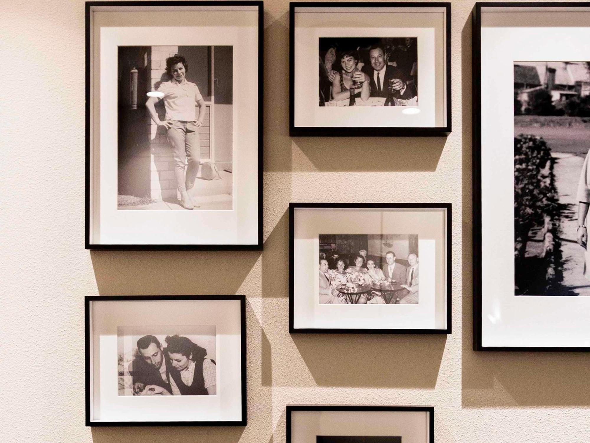 Pullman Melbourne City Centre Kültér fotó Photographs mounted on a wall