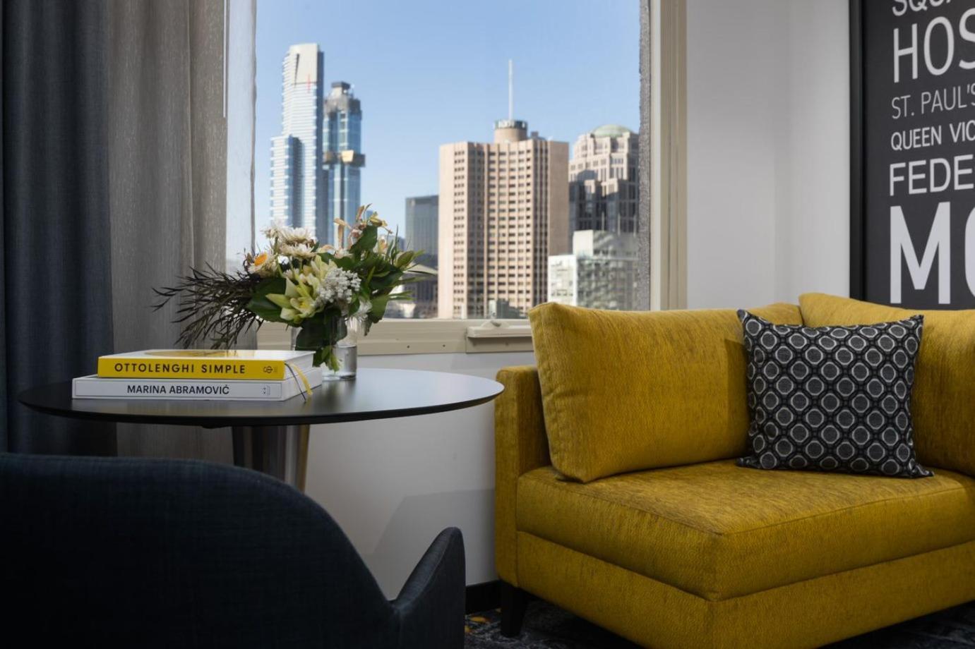 Pullman Melbourne City Centre Kültér fotó A living room at the hotel