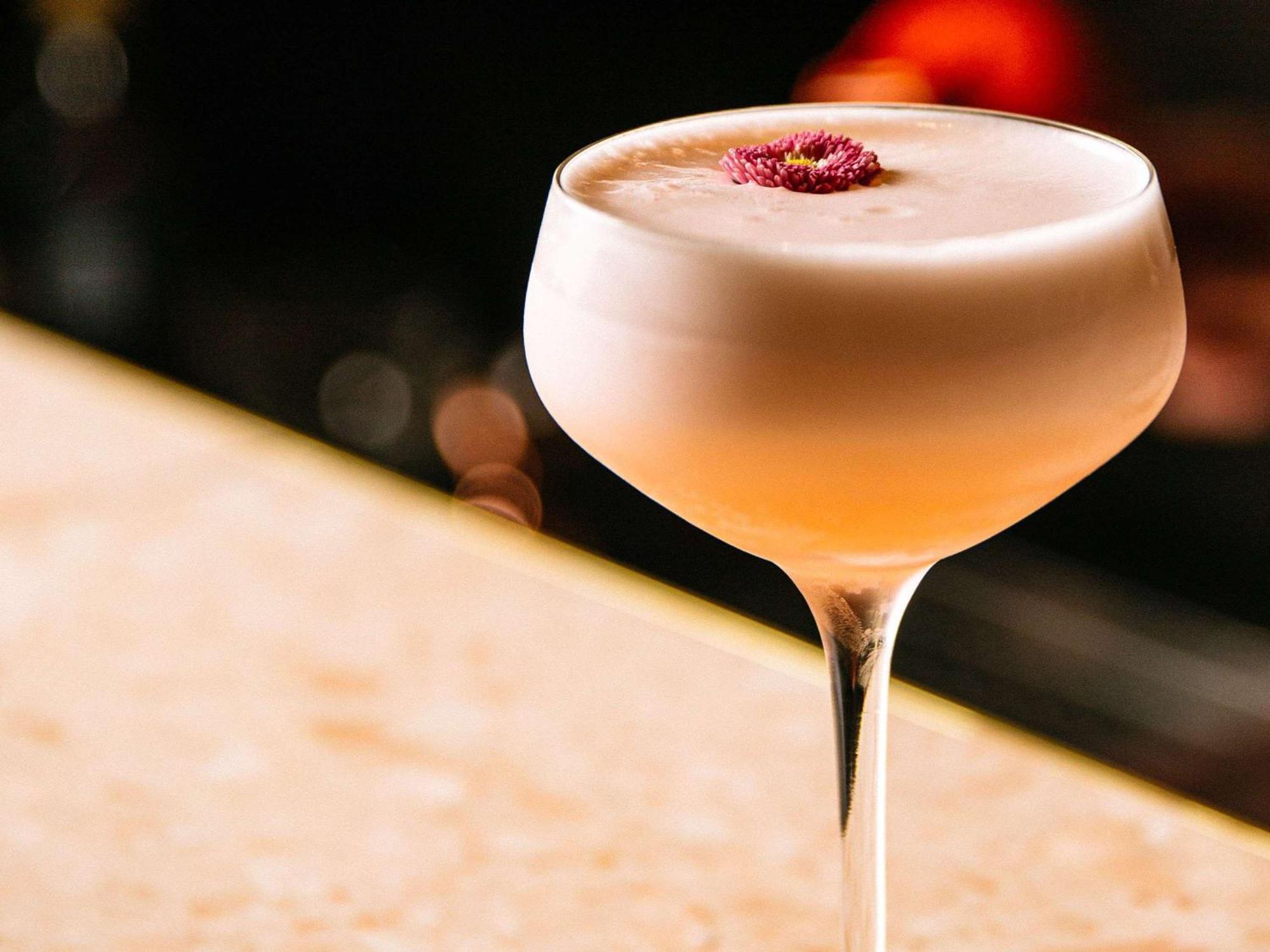 Pullman Melbourne City Centre Kültér fotó A Clover Club cocktail