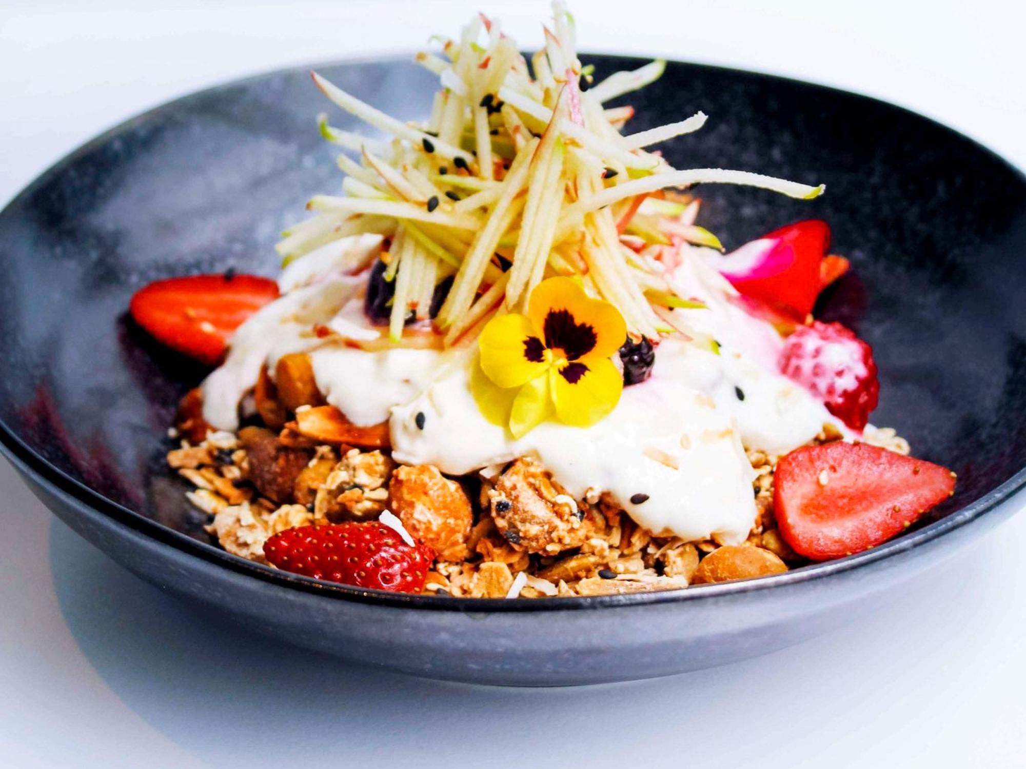 Pullman Melbourne City Centre Kültér fotó Muesli with yoghurt and fruit