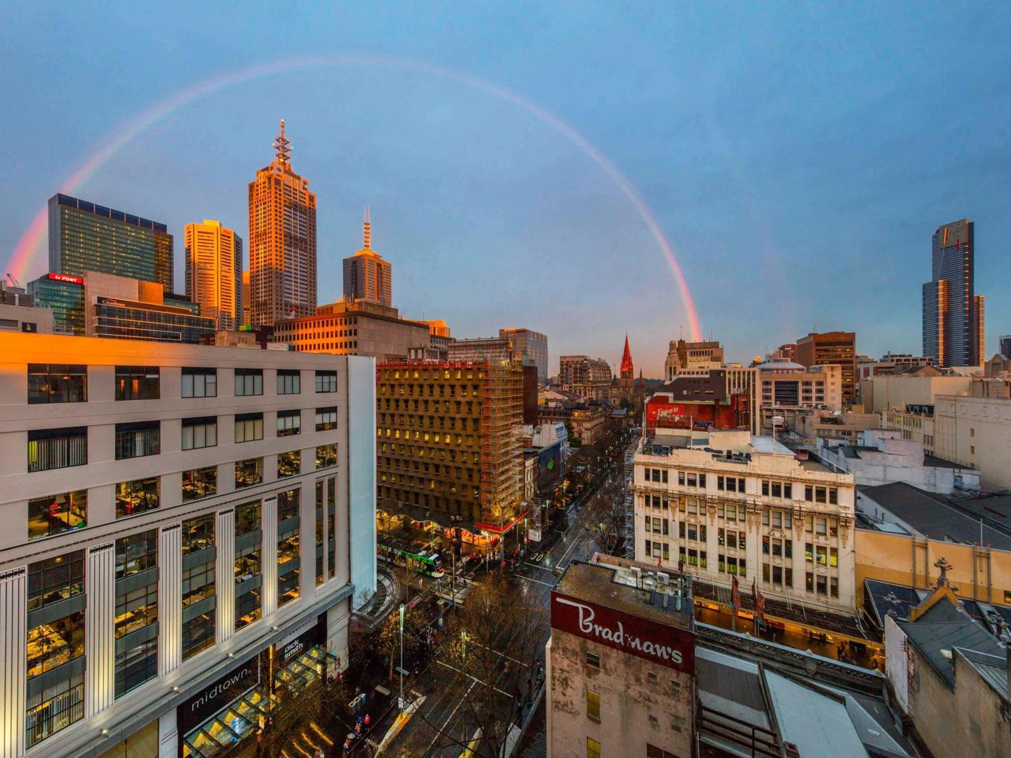 Pullman Melbourne City Centre Kültér fotó A double rainbow over Melbourne, Australia