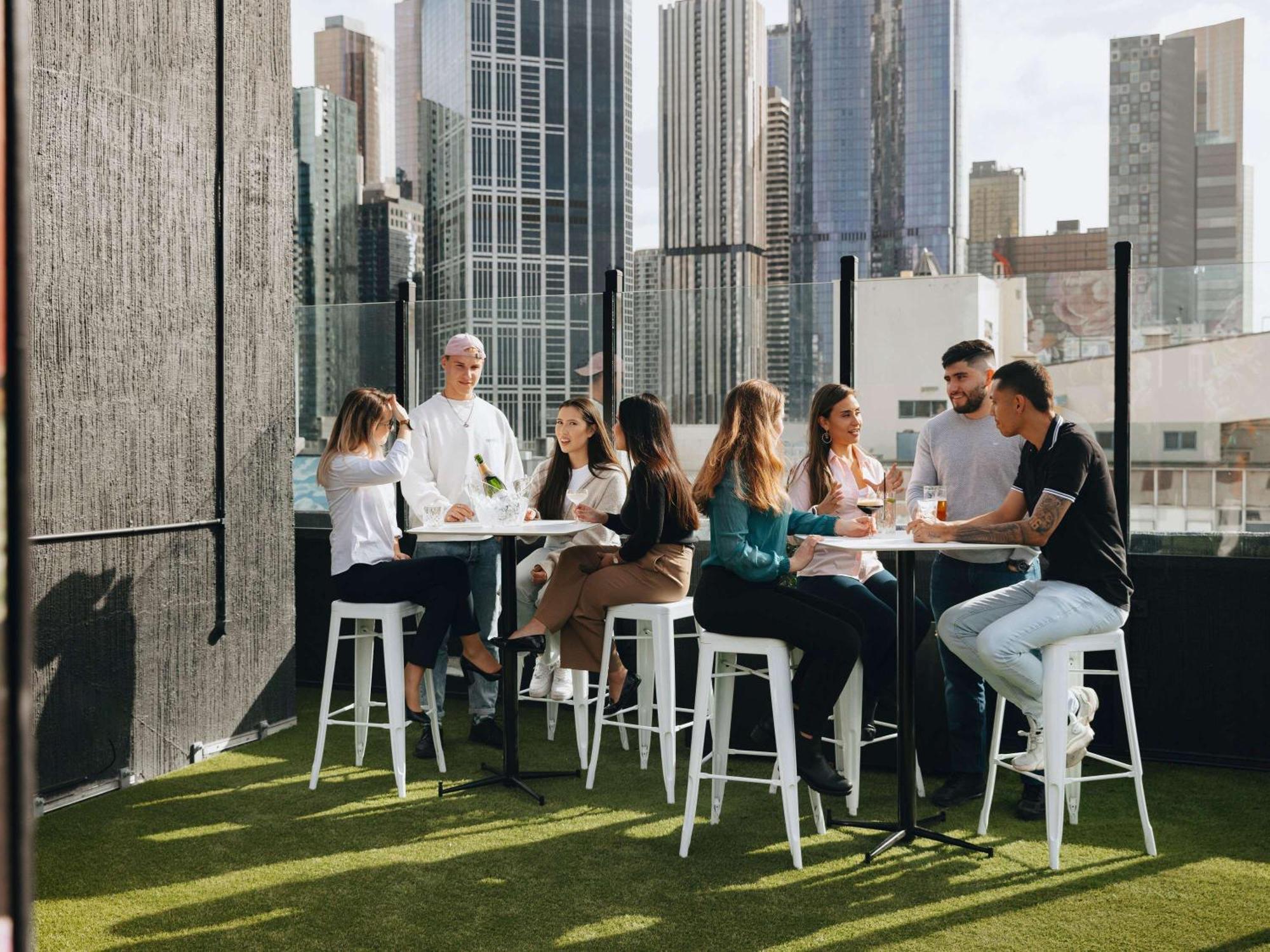 Pullman Melbourne City Centre Kültér fotó Rooftop bar in Melbourne