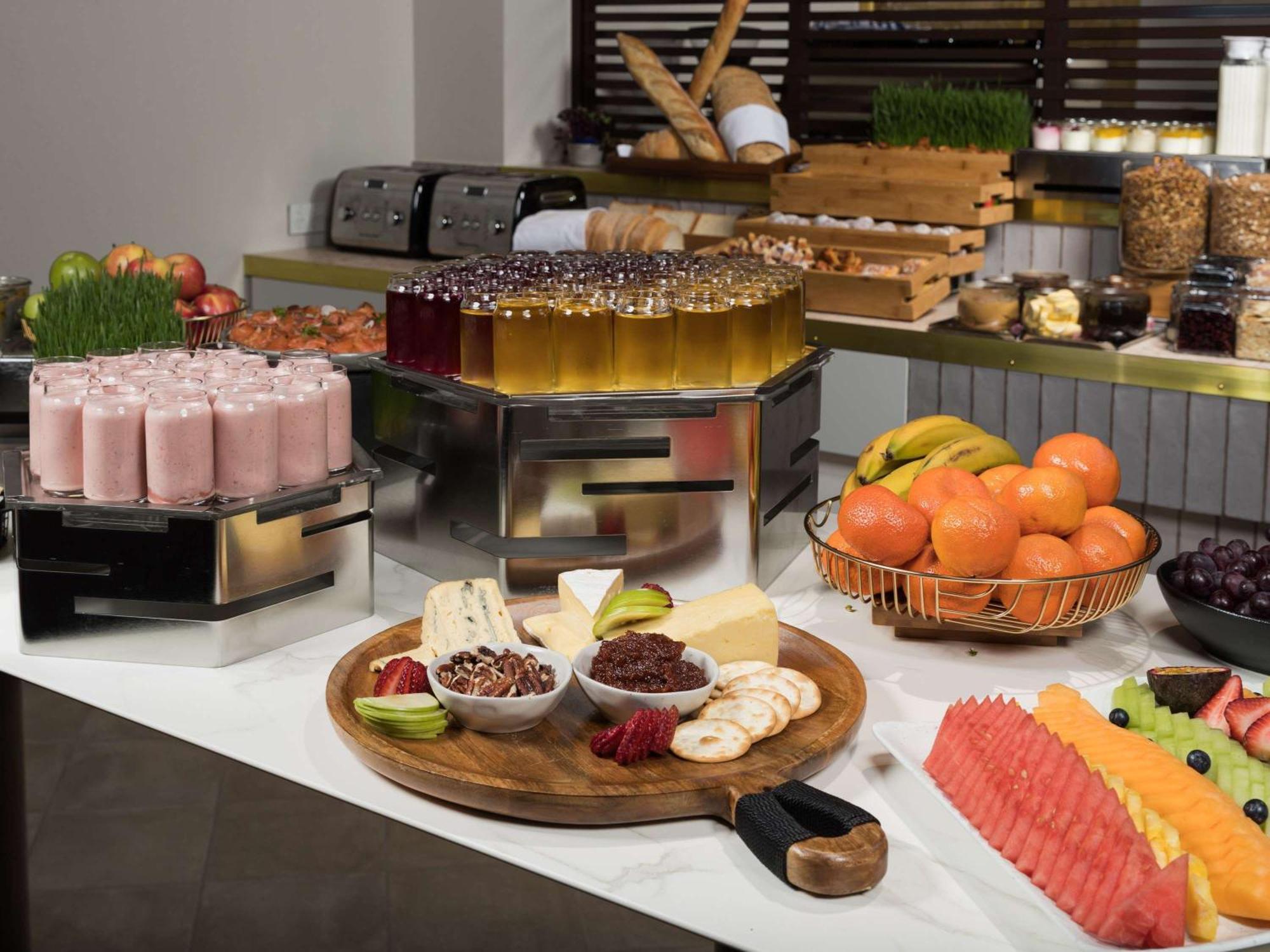 Pullman Melbourne City Centre Kültér fotó A buffet at a hotel