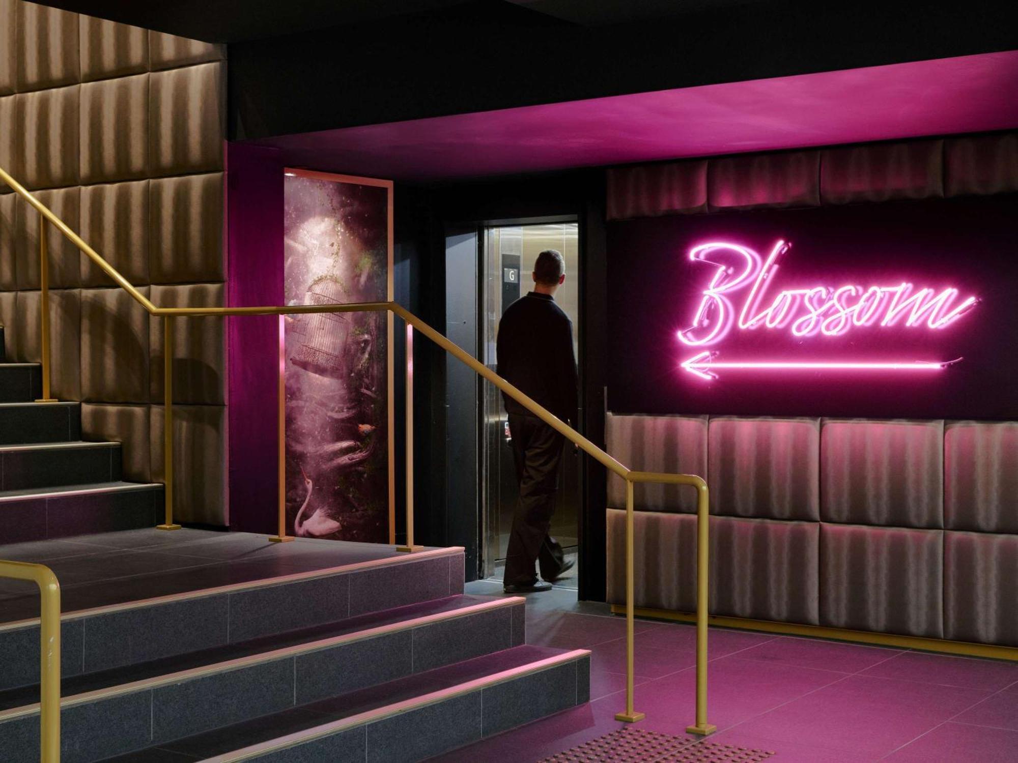 Pullman Melbourne City Centre Kültér fotó The entrance to the nightclub