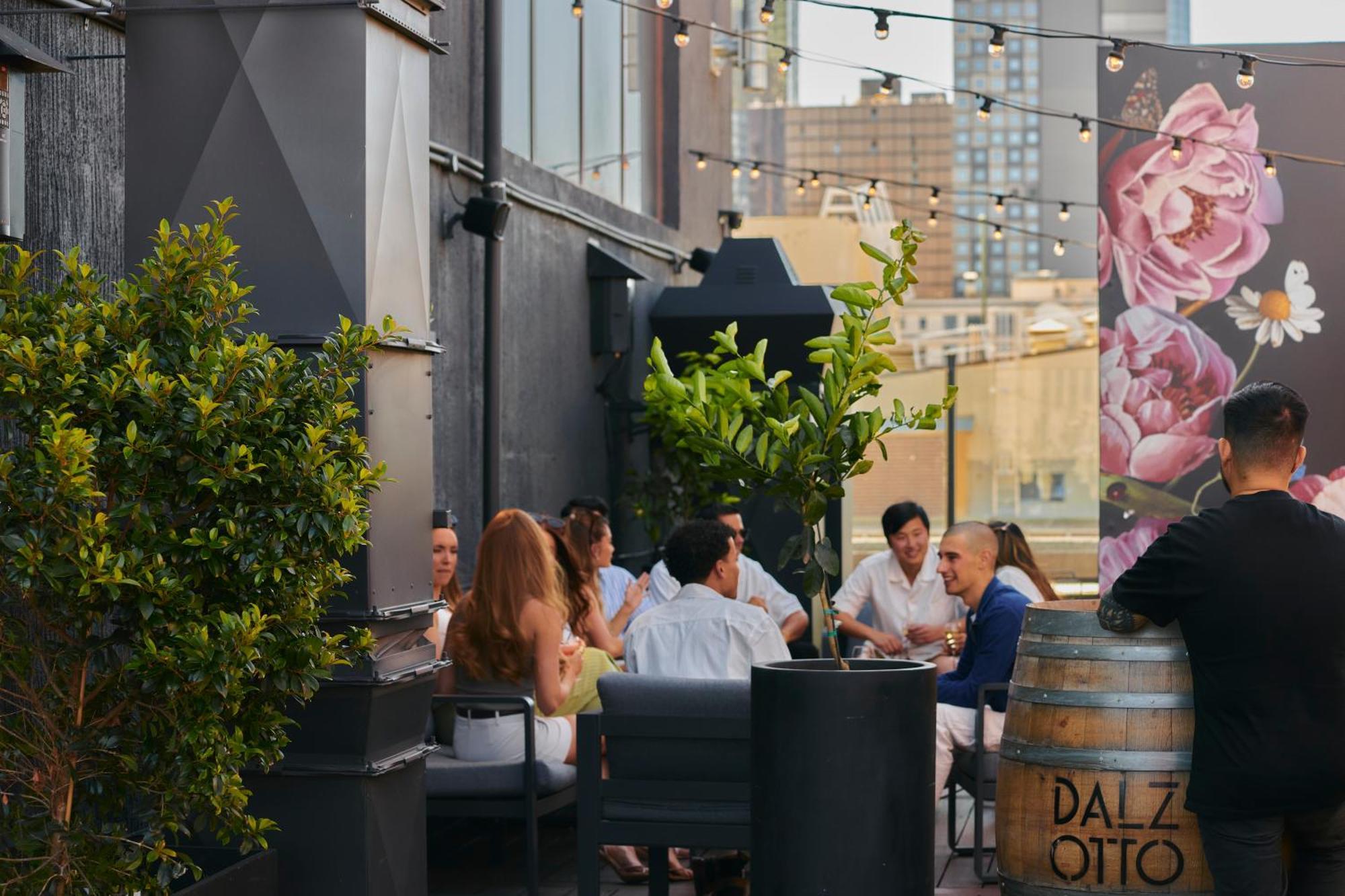 Pullman Melbourne City Centre Kültér fotó The rooftop bar at the Hotel Indigo