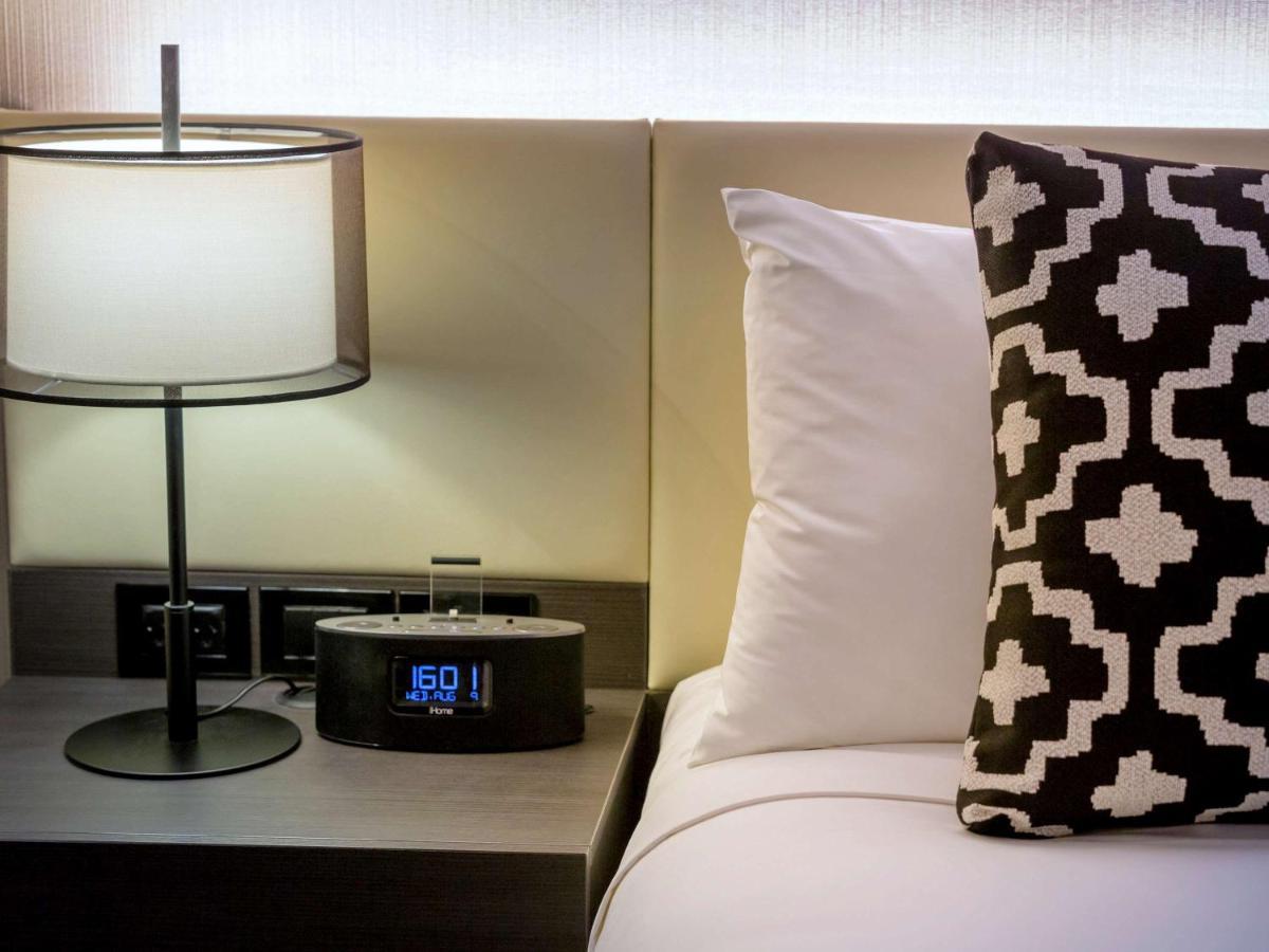 Pullman Melbourne City Centre Kültér fotó A digital alarm clock